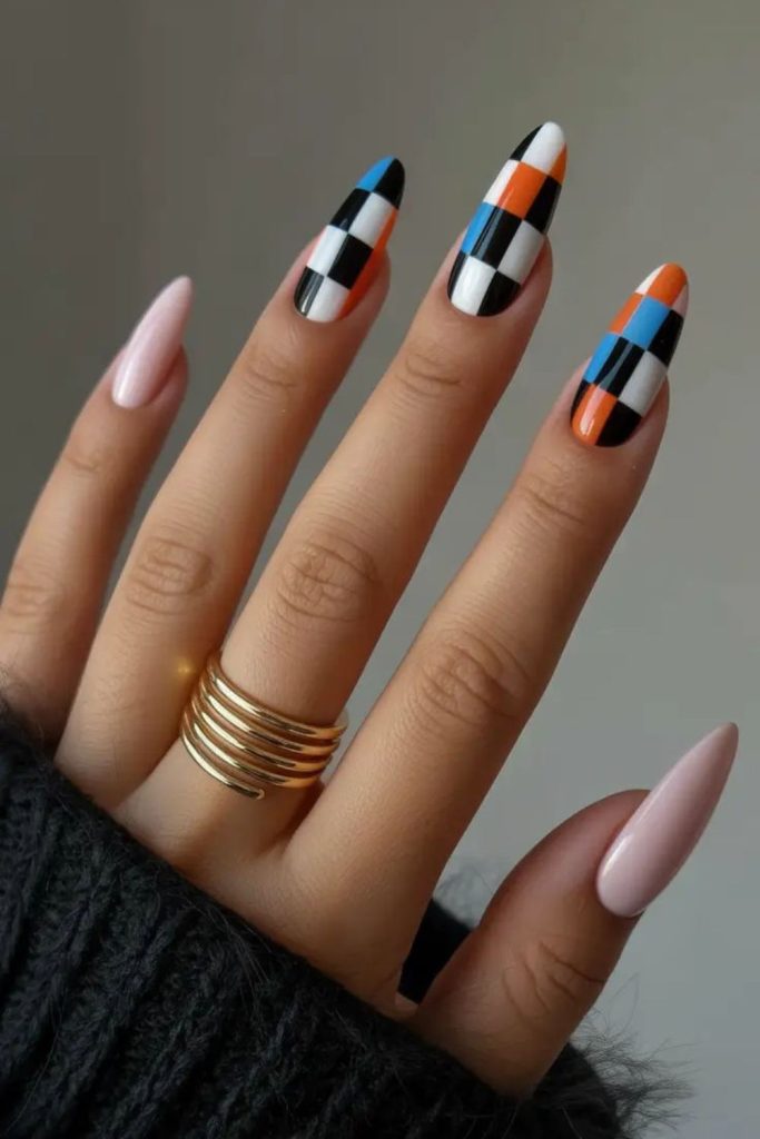 Contrasting color blocks on short nails
