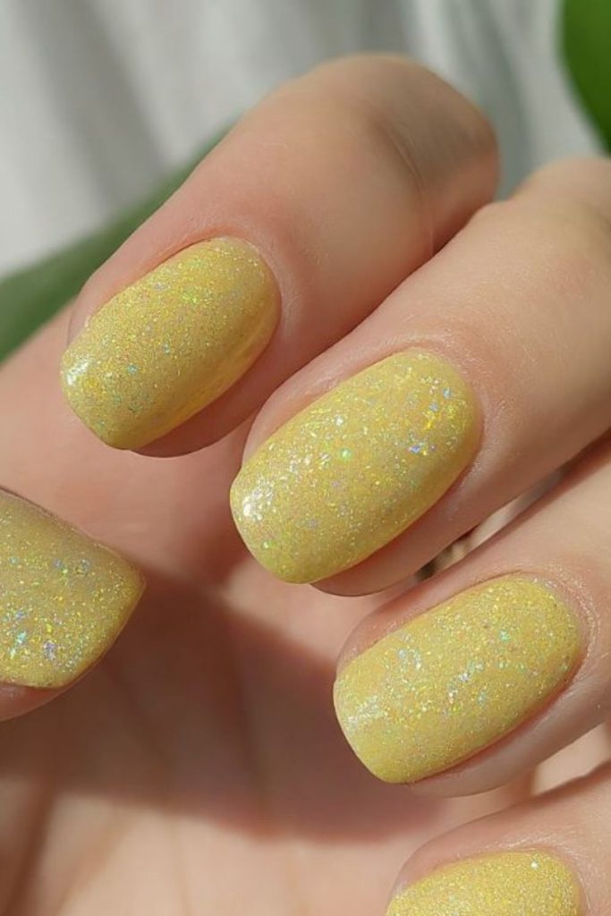 Lemon glitter spring nails.