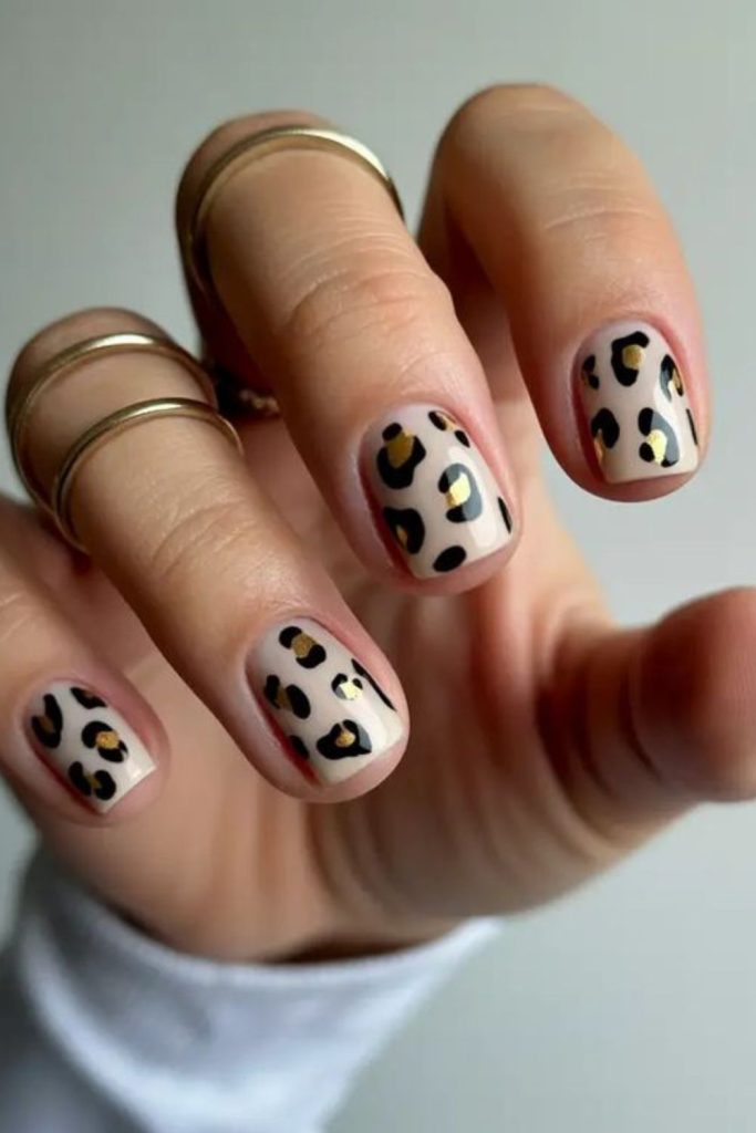 Tiny leopard print short nail tips