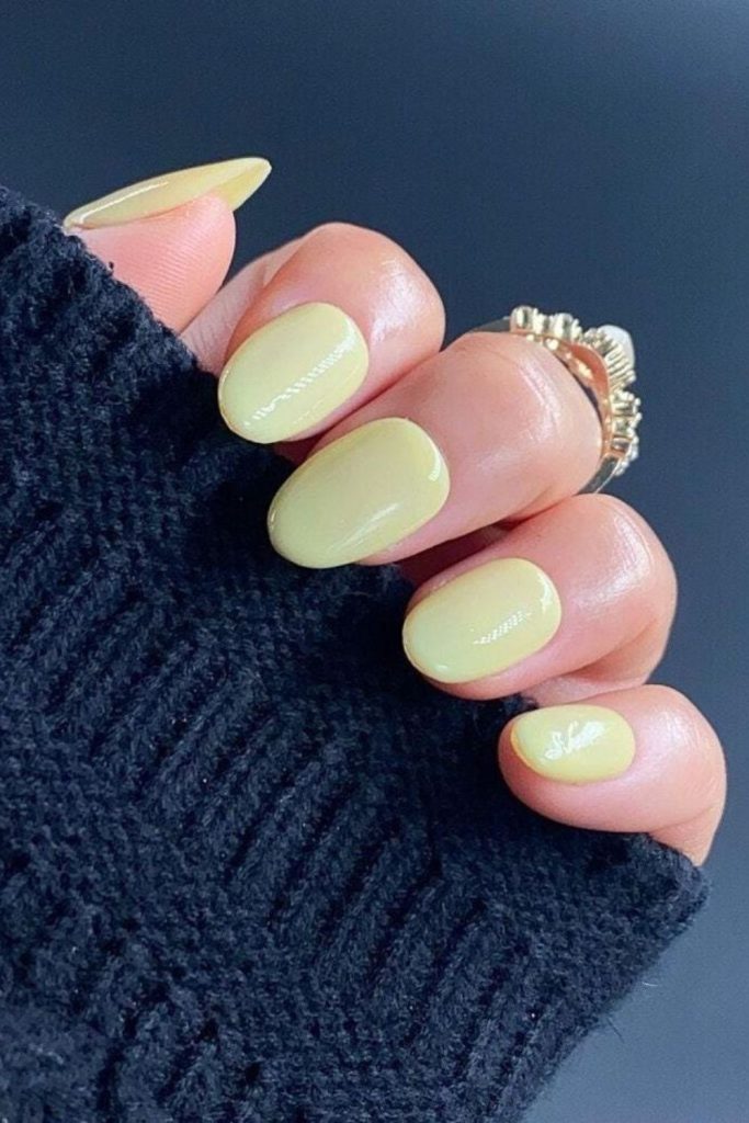 Pastel butter yellow shiny nails
