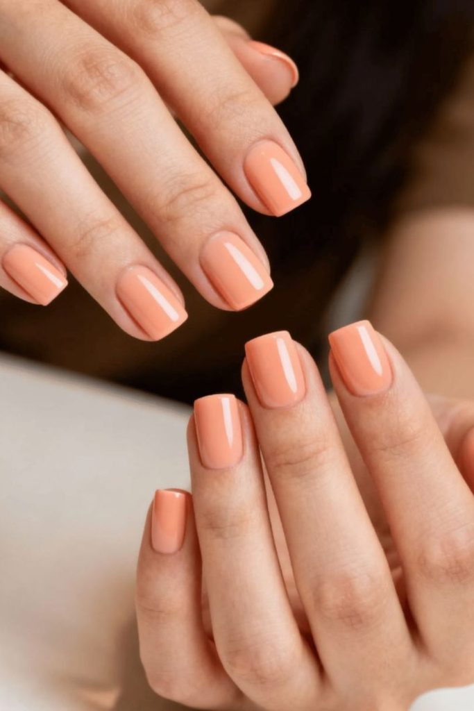Light peach glossy short nails