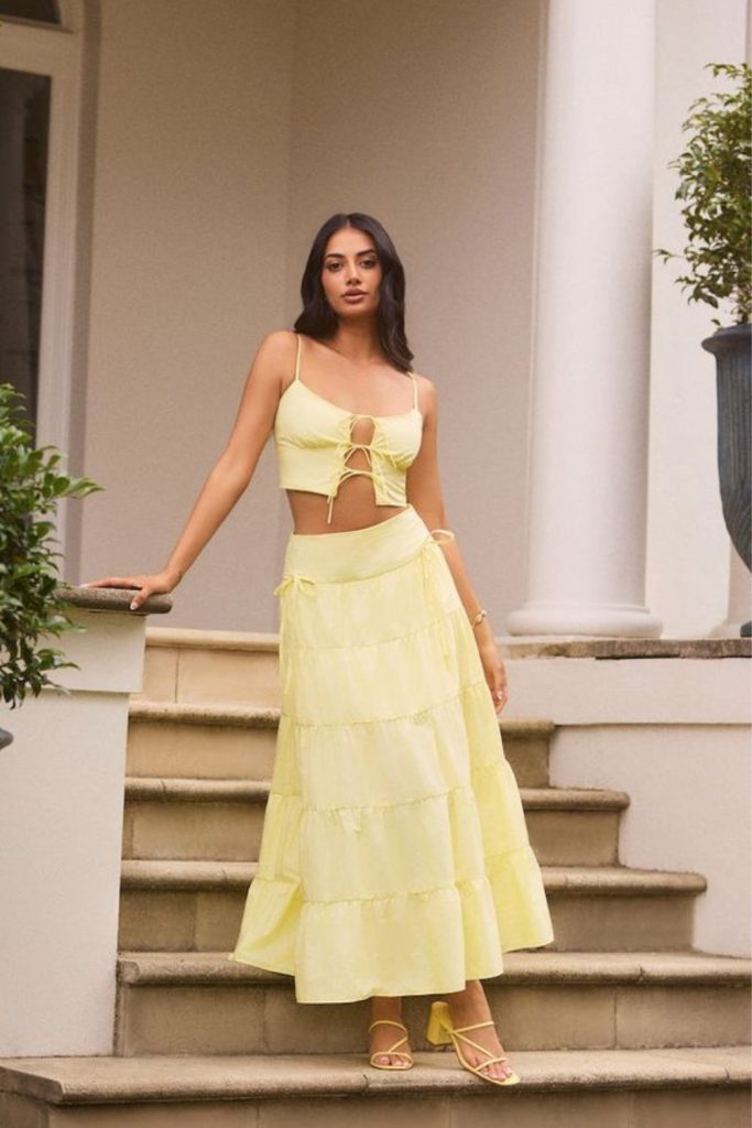 Shell crop top pleated skirt woven sandals