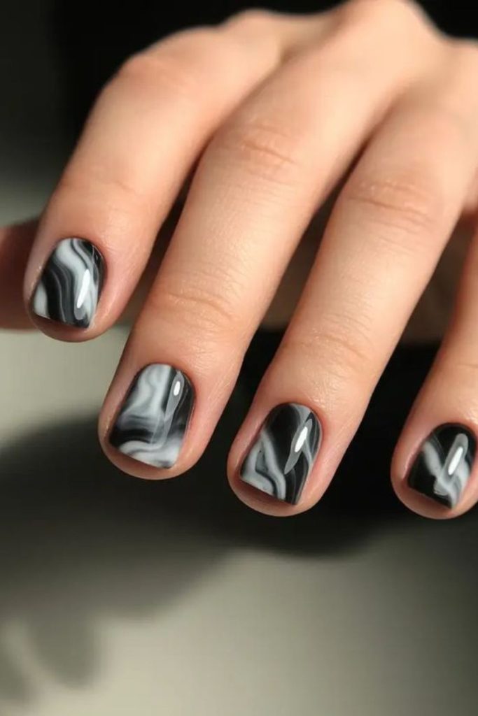 Smoky marble patterns on minimal nails