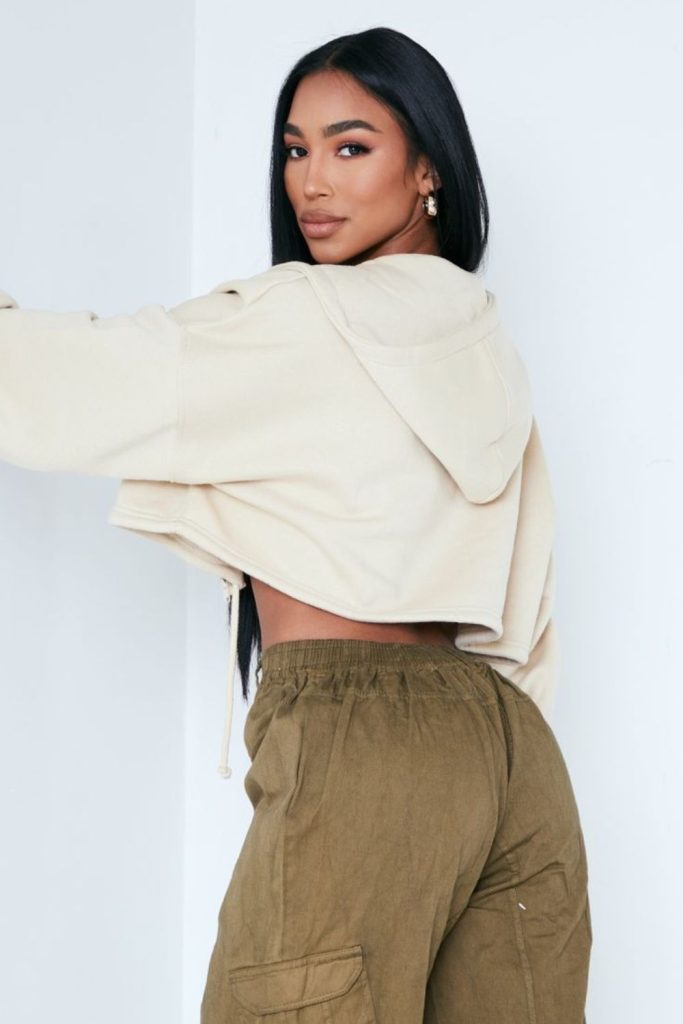 Yellow cropped hoodie beige cargo joggers