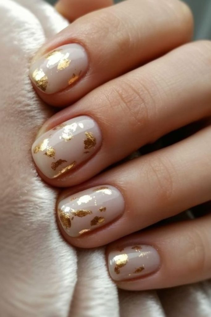 Golden ring halo on stub nails