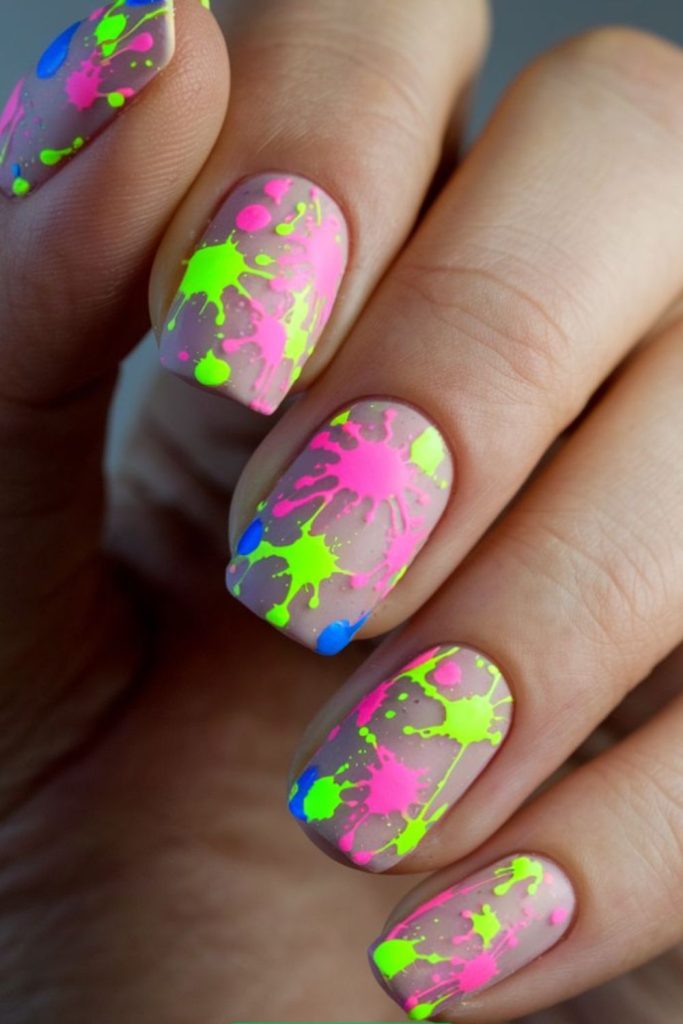 Bold neon streaks on short nails.