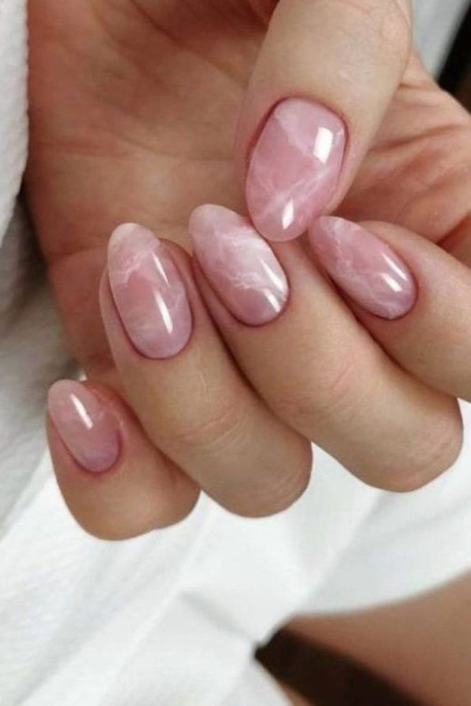 Neutral marble veined short nails