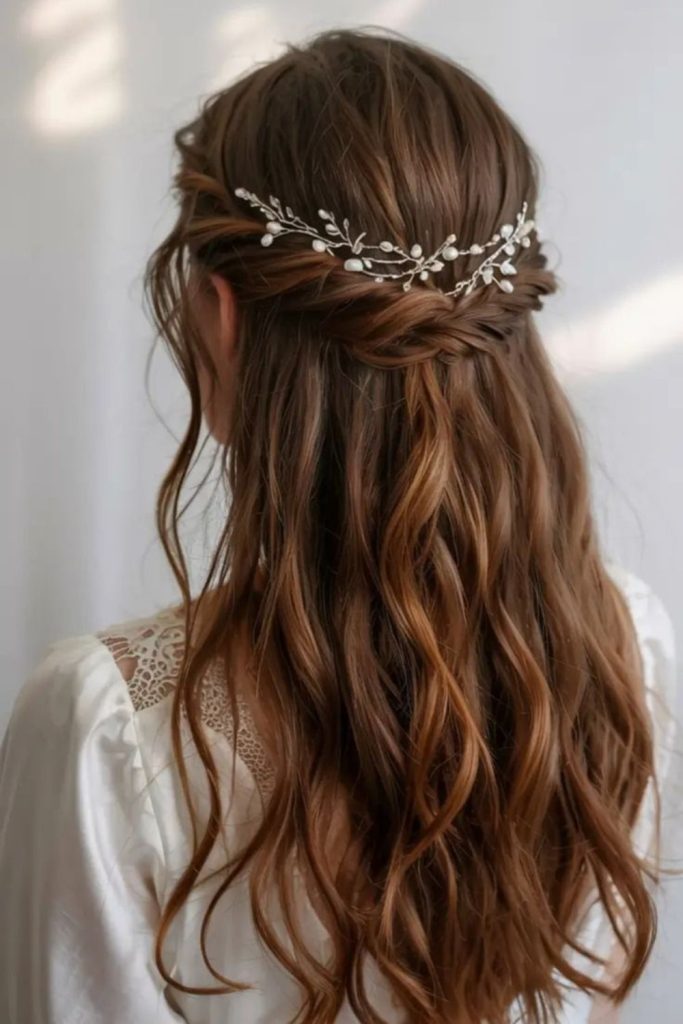 Rope-style halo braid with loose strands