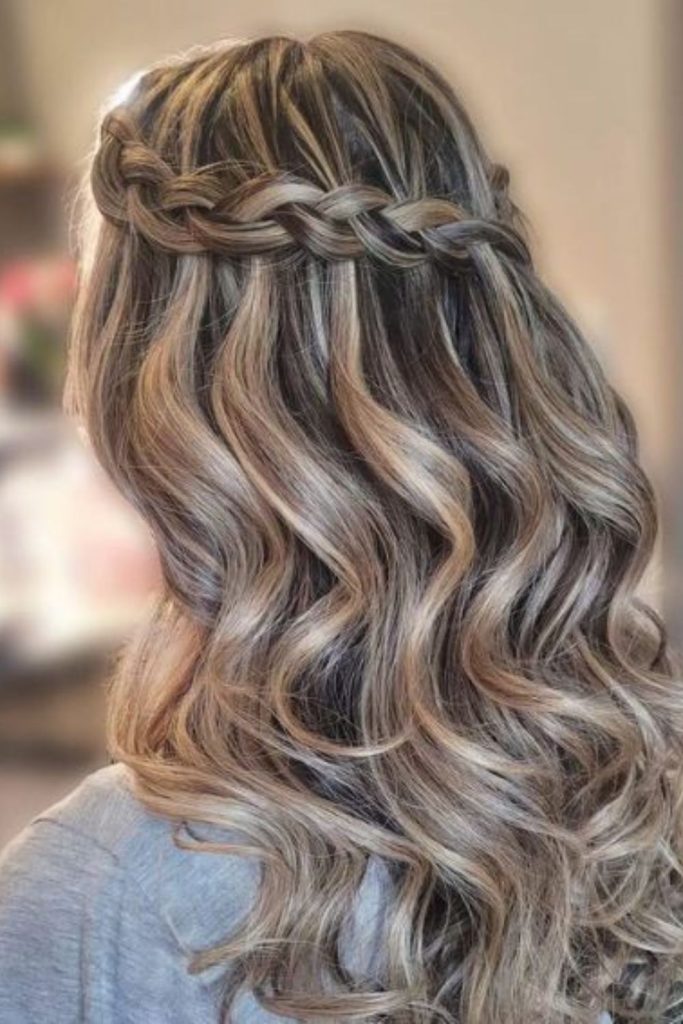 Cascading rippled braids with flowing motion