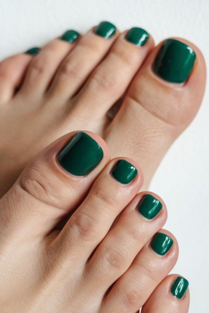 Emerald green rich jewel toenail aesthetic