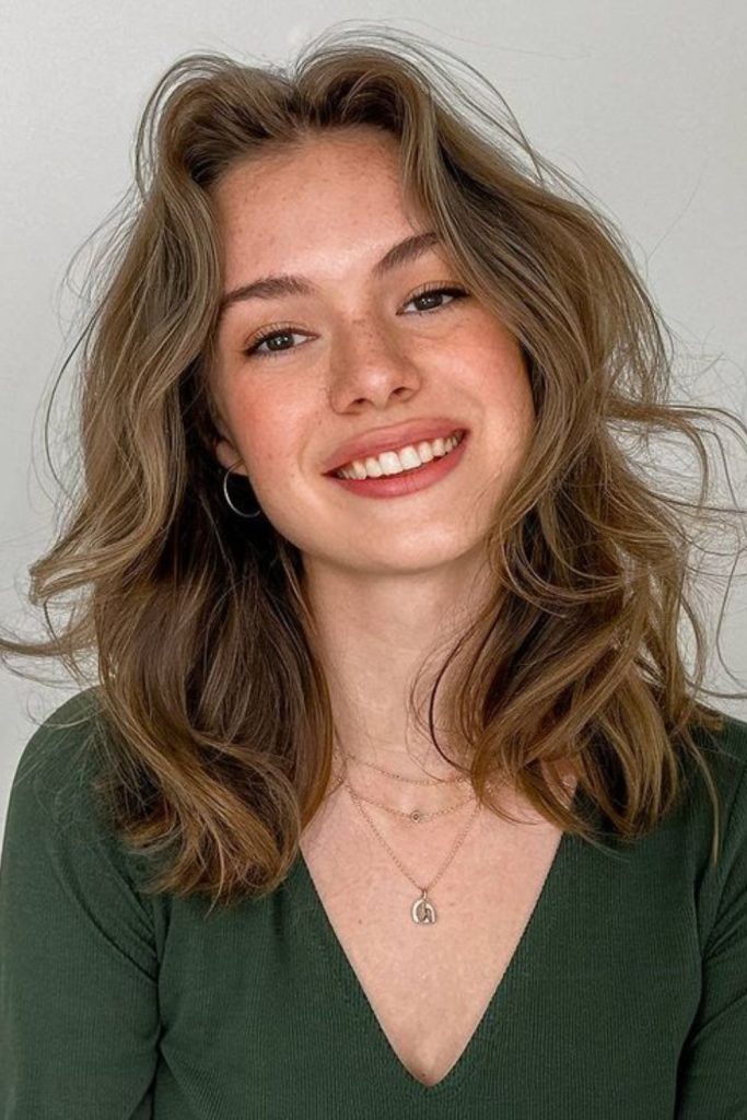 Golden Ripple Shoulder Flow wavy golden shoulder length hair