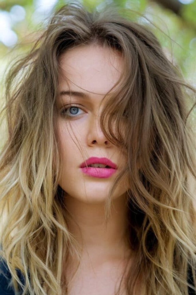 Wet fringe sweep dramatic pool hairstyle.