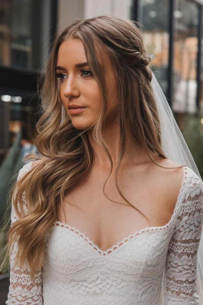 Flowing waves under veil radiant finish