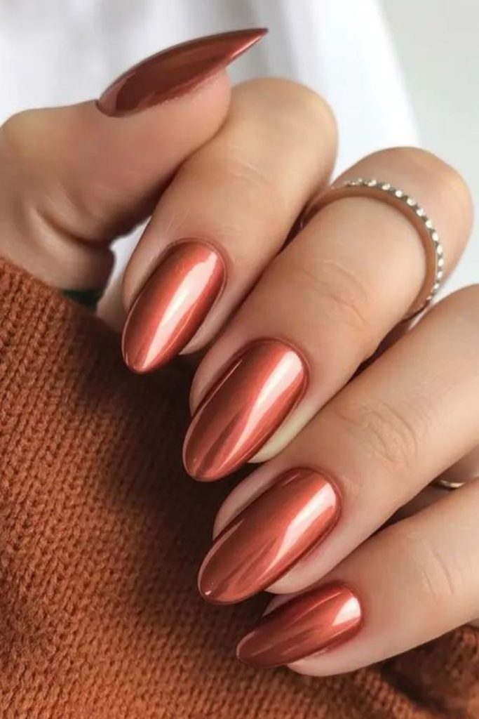 Amber flowing chrome nail design