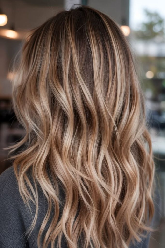 Beige blonde maple layered hairstyle.