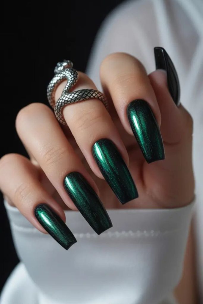 Emerald green glossy luxury nails.