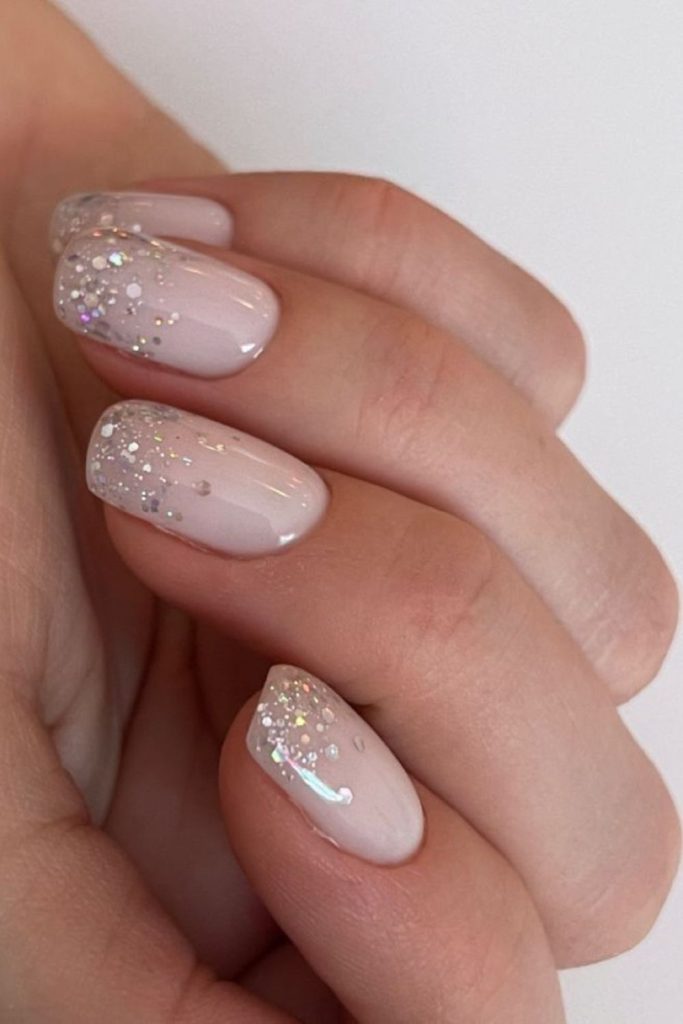 Cream tassel-inspired graduation nail design.