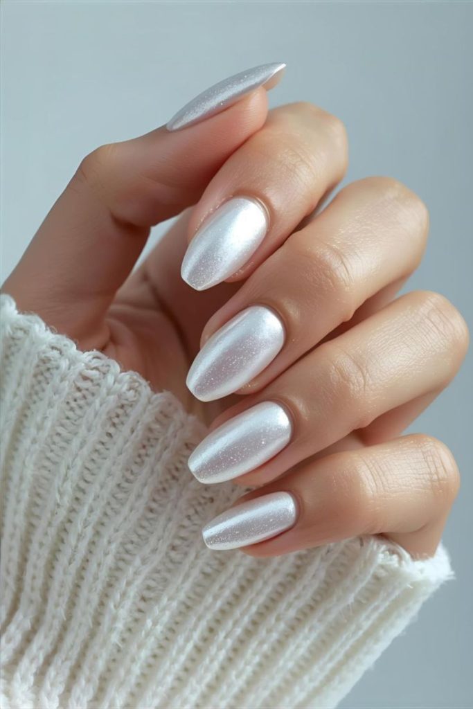 Pearly cream graduation nail design.