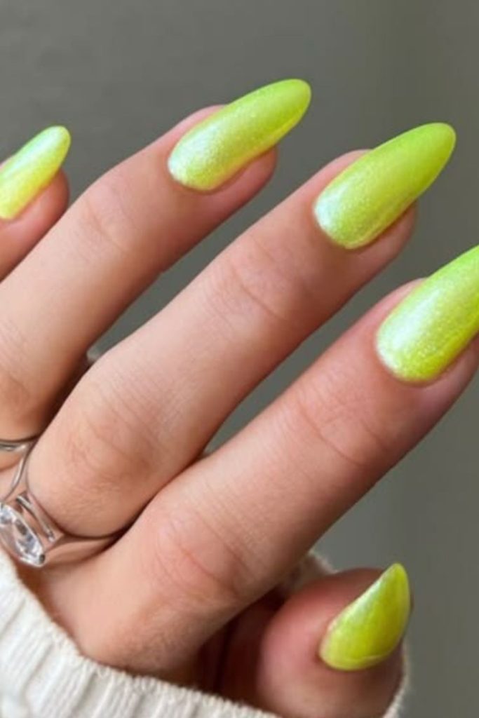 Bright lemon pop summer manicure shine
