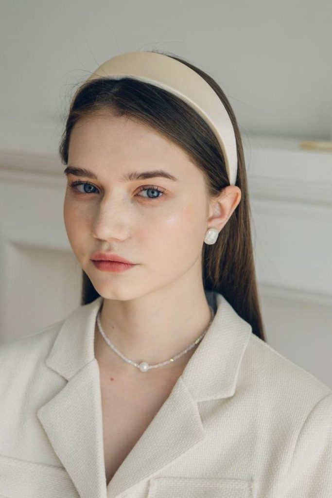 Straight elegant hairstyle with satin band.