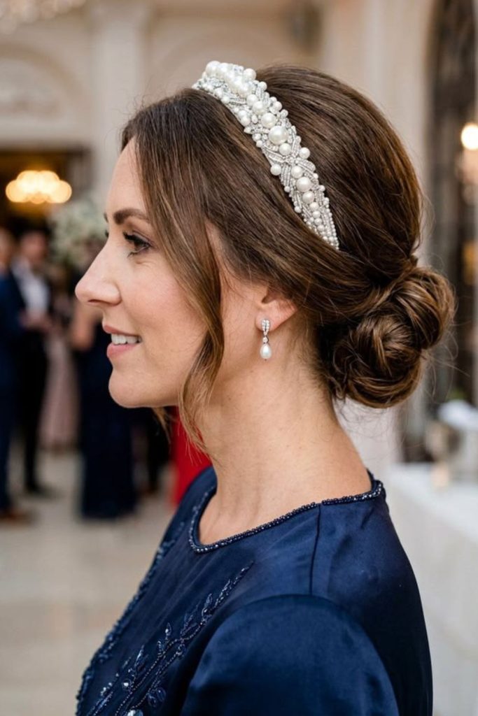 Glamorous puff hairstyle with thick headband.