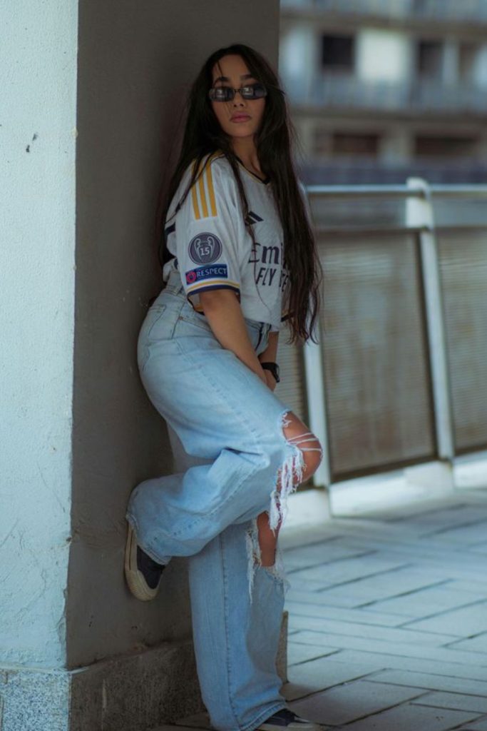 Fitted football jersey ripped jeans style