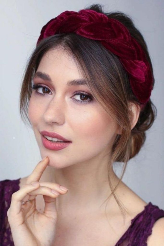 Velvet headband with soft glamorous waves.
