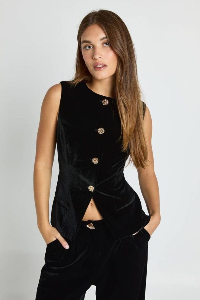 Velvet vest noir luxury dark evening outfit
