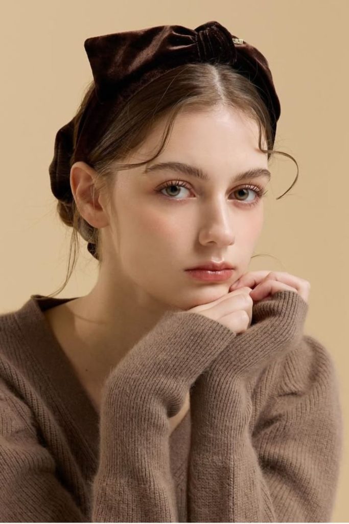 Velvet ribbon headband with long waves.