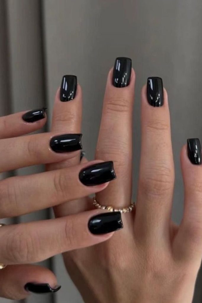 Glossy black short baddie nails