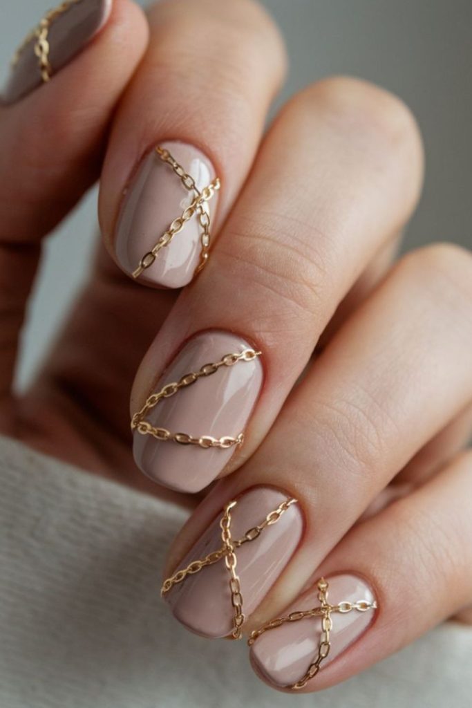 Gold chain glam baddie nails