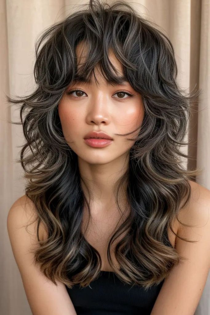 Trendy jellyfish layered haircut for women.