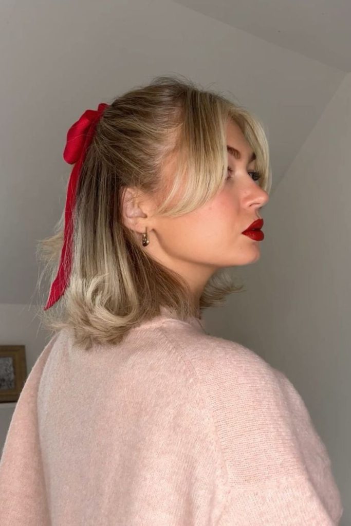 Ribbon side pony short hairstyle.