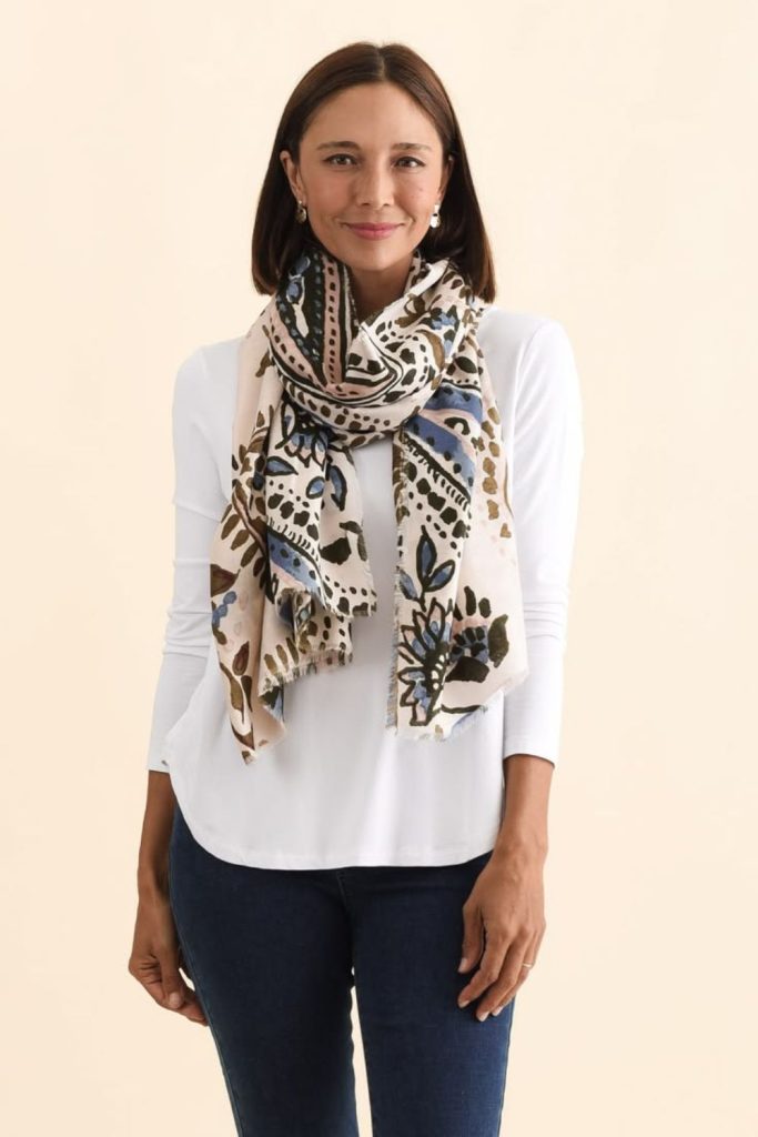 Printed scarf with cream jeans