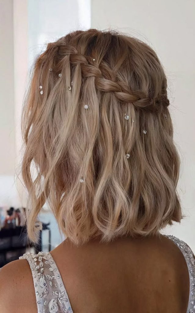 Soft crimped short hair texture.