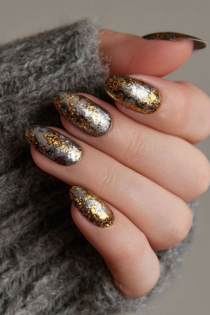 Velvet golden lion mane nails