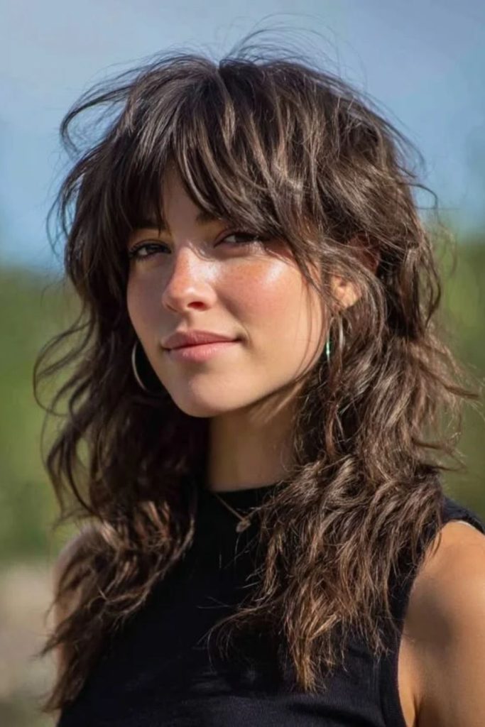 Beachy jellyfish haircut with loose waves.