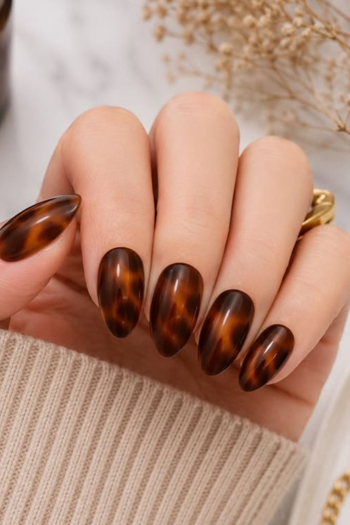 Brown tortoiseshell patterned nails.