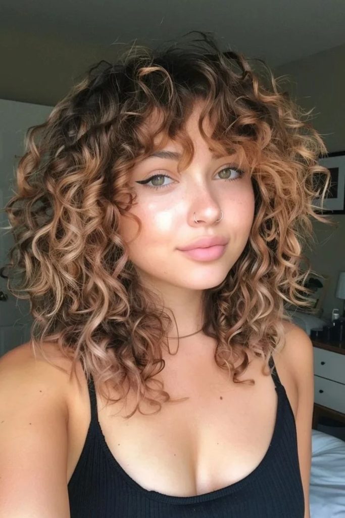 Curly jellyfish haircut with natural curls.