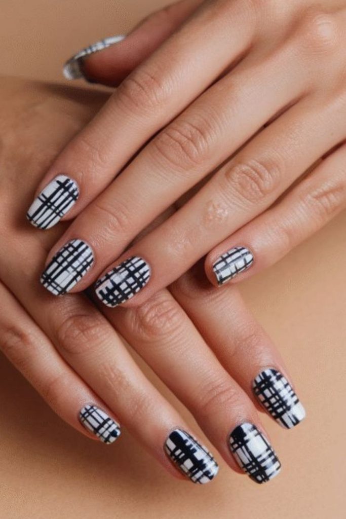 Monochrome black white plaid nails.
