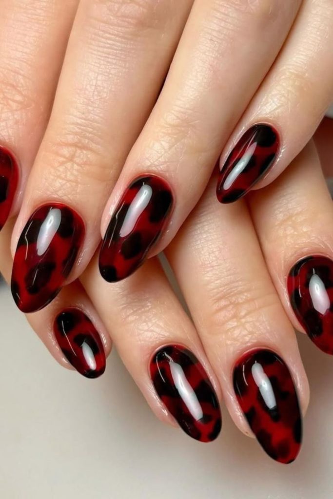 Oxblood and tortoiseshell accent nails.