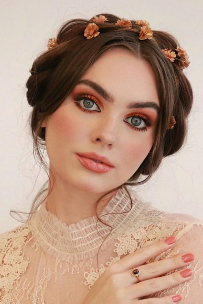 Pumpkin spice autumn makeup look.