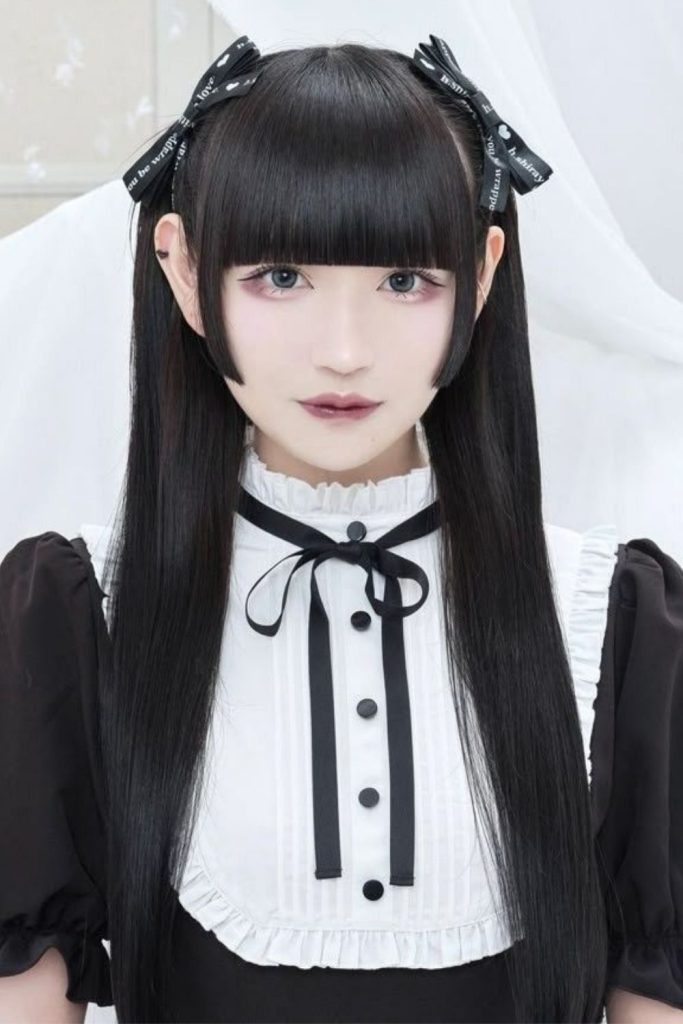 Ribbon decorated princess hime haircut.