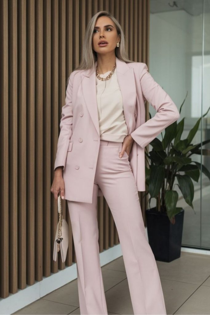 Rosewood ankle trousers stylish look.
