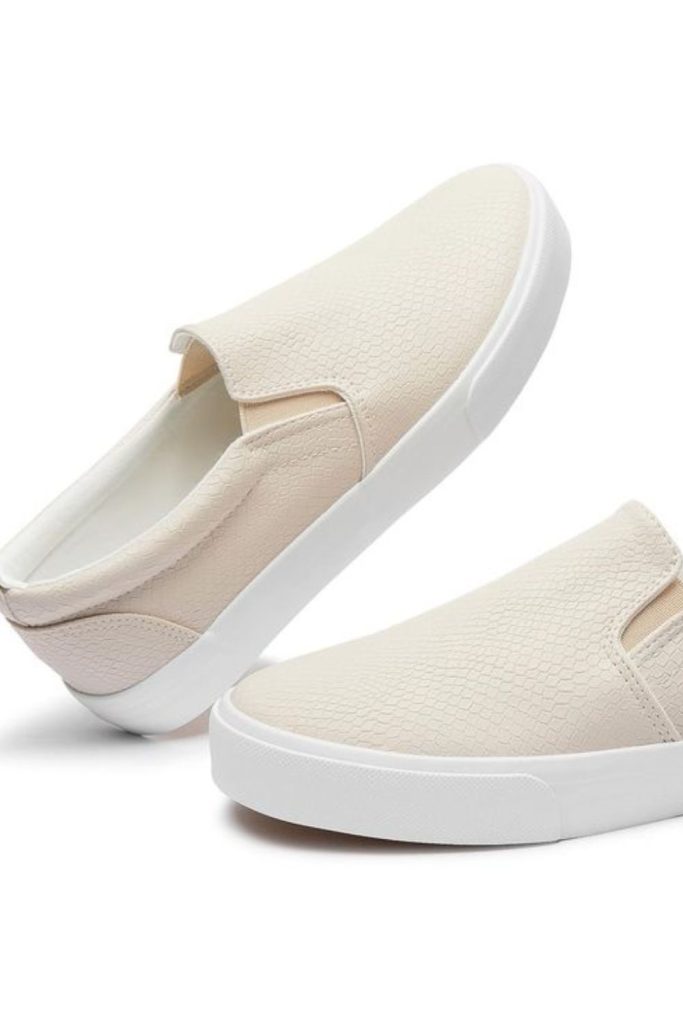 Slip-on casual sneakers for students.