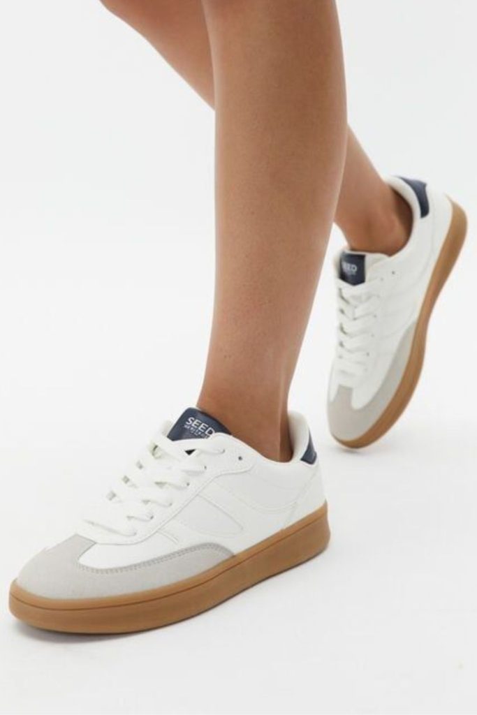 Vintage court sneakers with leather finish.