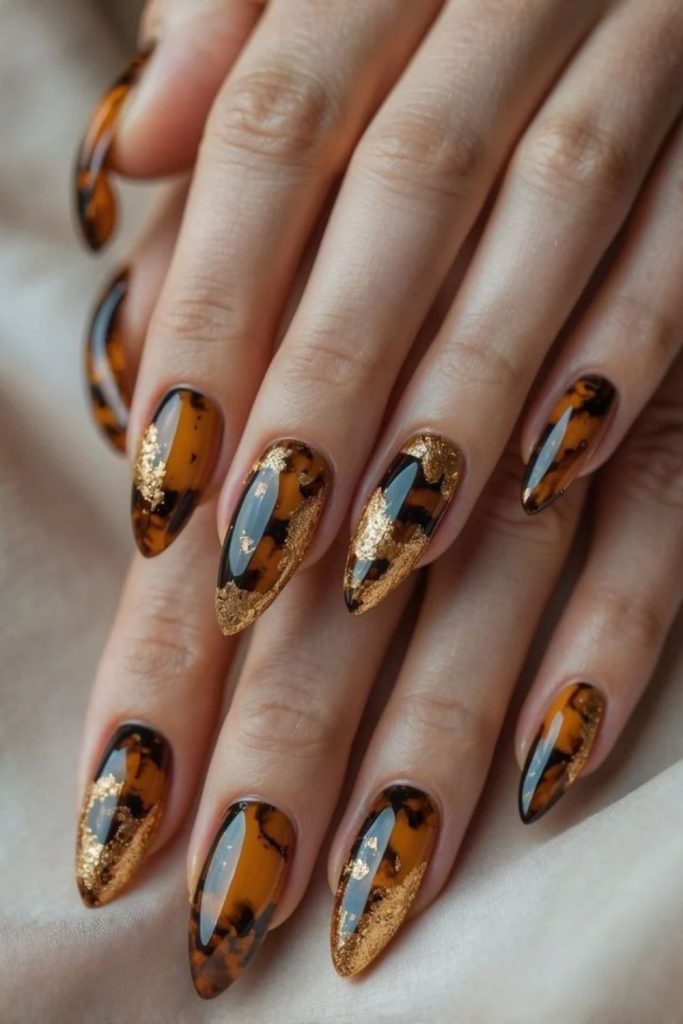 Autumn-inspired caramel tortoiseshell nail design.