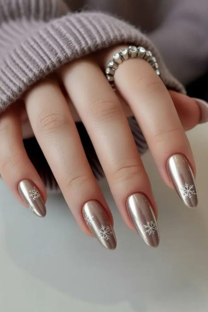 Champagne gold elegant snowflake nails.