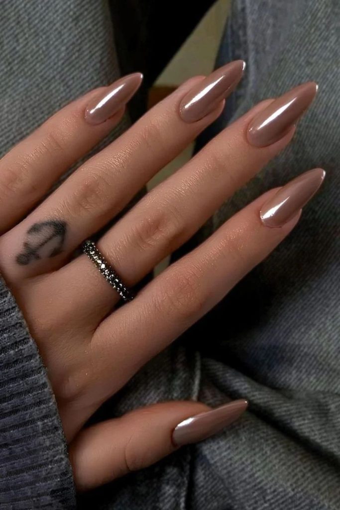 Creamy cocoa nails with soft shine.