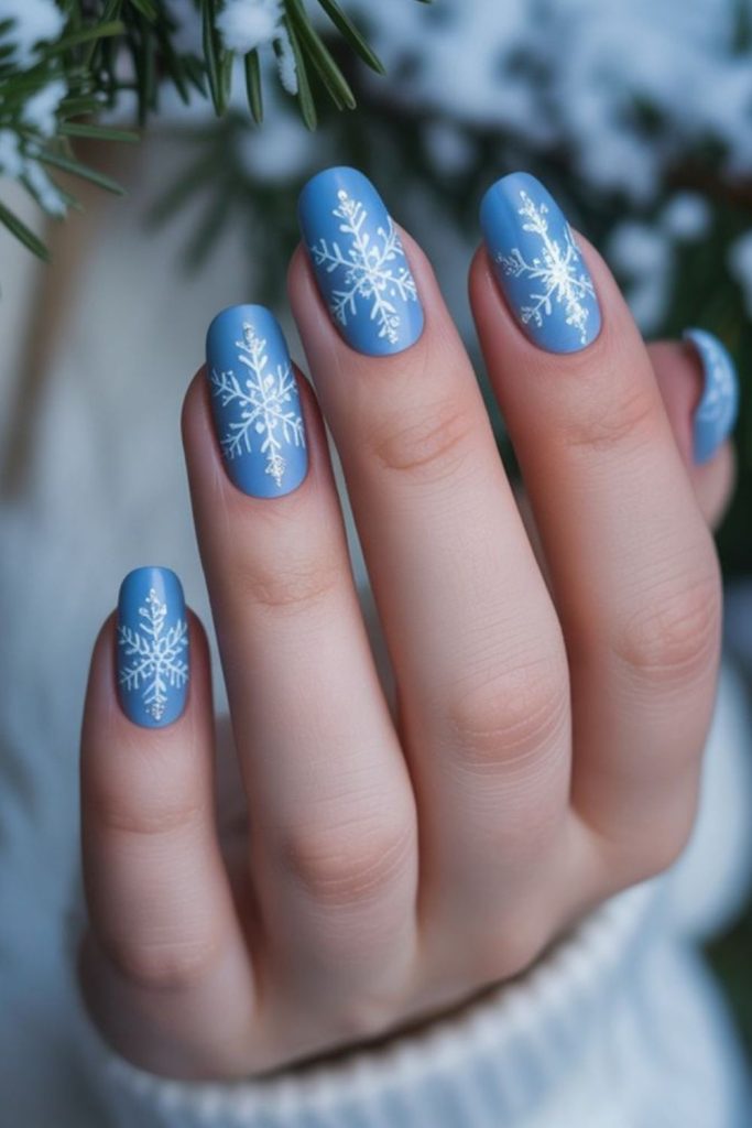 Champagne gold elegant snowflake nails.